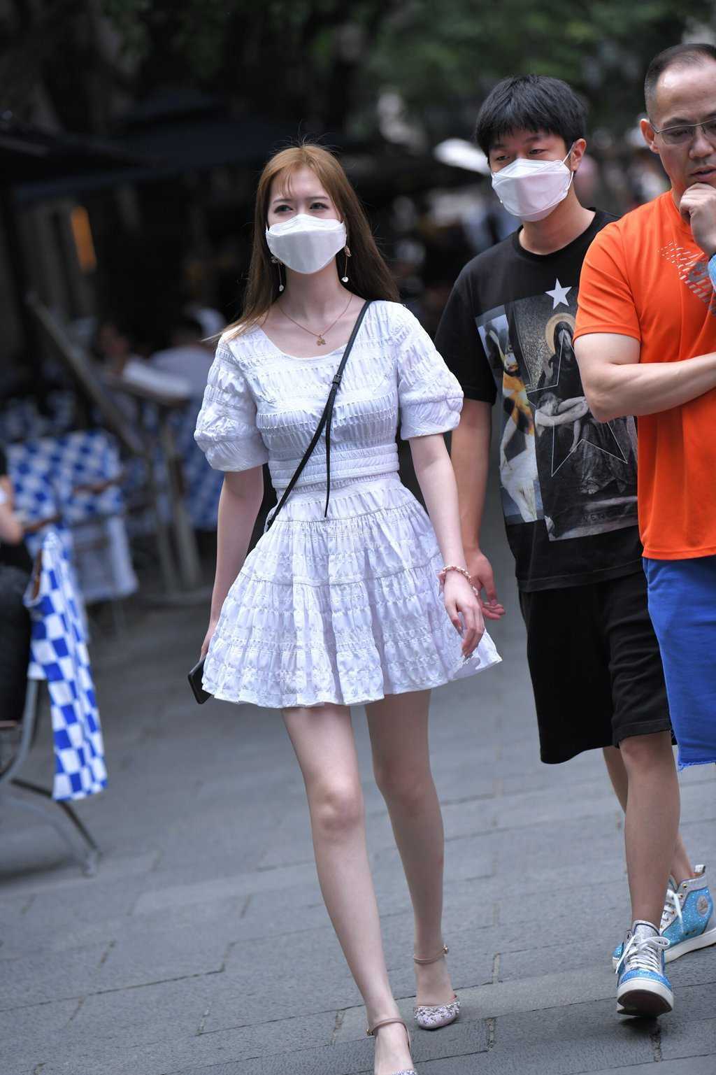 精选街拍作品 NO.1424 大长腿美女的小裙很姓感