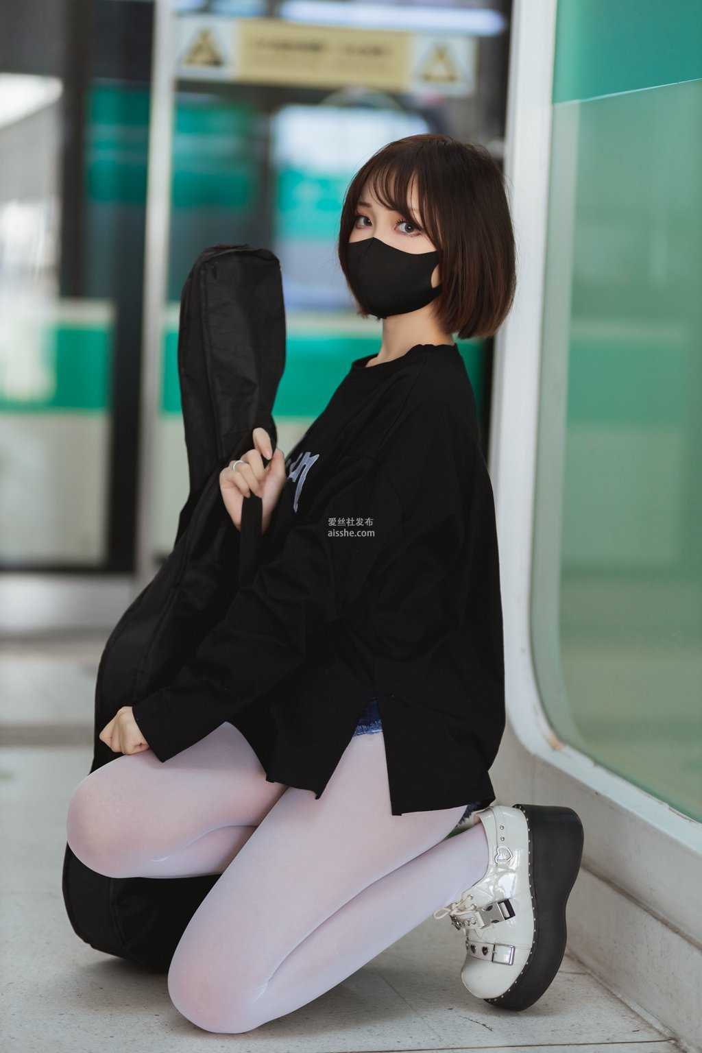 摄影博主@洛桑w伊梓 升玖老师 地铁吉他