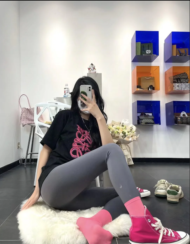 粉袜配瑜伽裤